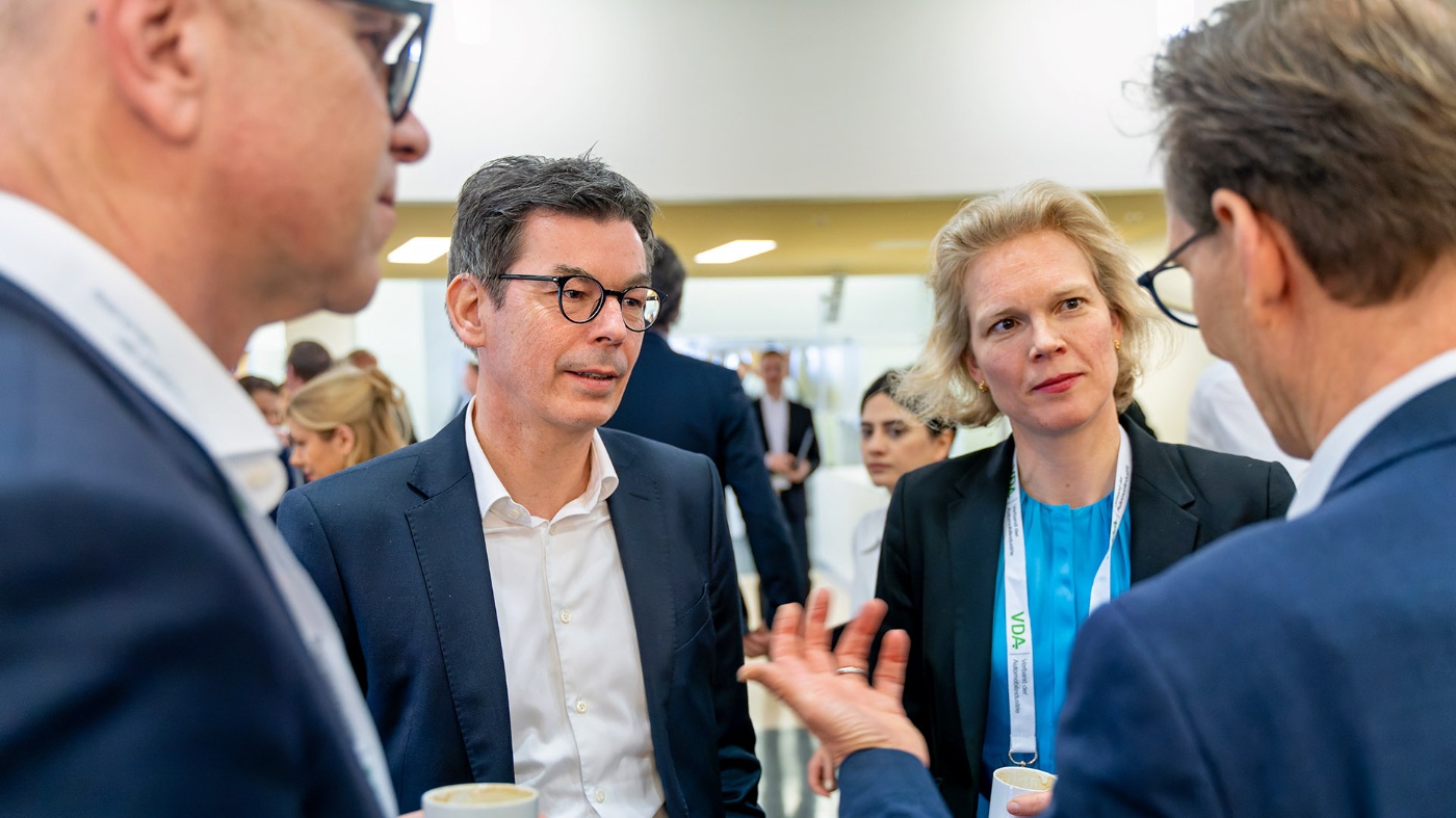 Dr. Marcus Bollig und Univ.-Prof. Dr. Katharina Hölzle vom Fraunhofer IAO im Gespräch beim Technischen Kongress 2023