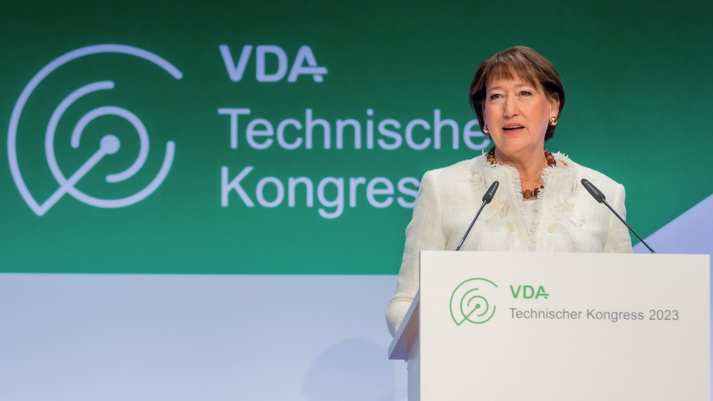 VDA-Präsidentin Hildegard Müller am Redepult beim Technischen Kongress 2023